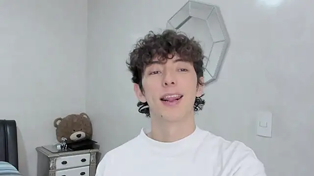 Snapshot of miketwink chatting on 02/18/26, 11:22 miketwink online show from 02/18/26, 11:22