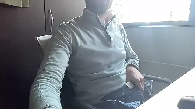 Snapshot of bullyboyy chatting on 10/27/25, 02:21 bullyboyy online show from 10/27/25, 02:21