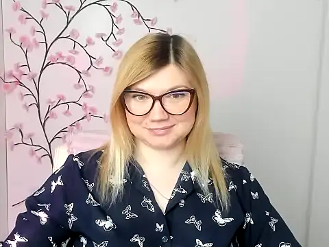 Snapshot of Lola_moree chatting on 03/20/26, 12:32 Lola moree online show from 03/20/26, 12:32