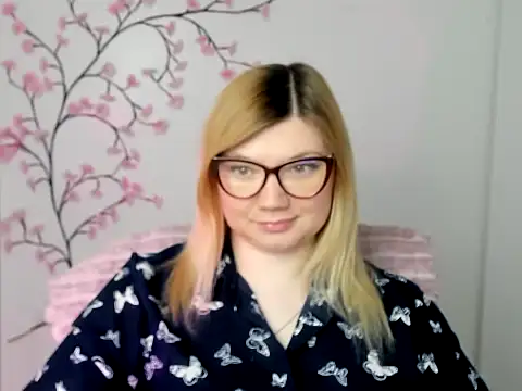 Snapshot of Lola_moree chatting on 03/24/26, 12:32 Lola moree online show from 03/24/26, 12:32