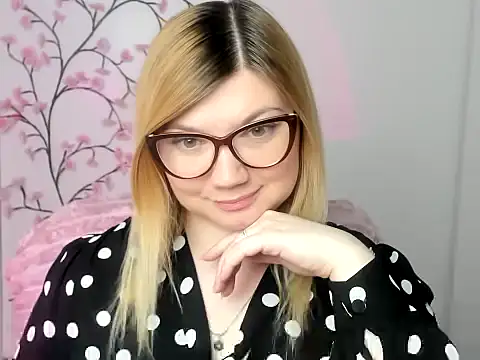 Snapshot of Lola_moree chatting on 03/25/26, 12:44 Lola moree online show from 03/25/26, 12:44