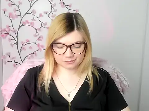Snapshot of Lola_moree chatting on 03/27/26, 12:38 Lola moree online show from 03/27/26, 12:38