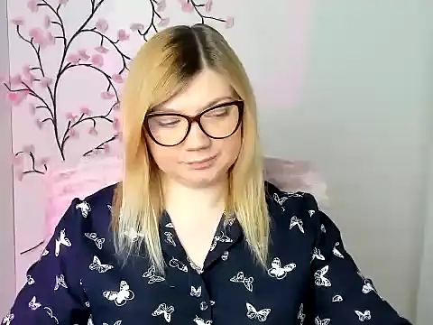 Snapshot of Lola_moree chatting on 04/01/26, 11:33 Lola moree online show from 04/01/26, 11:33