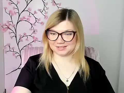 Snapshot of Lola_moree chatting on 04/04/26, 12:02 Lola moree online show from 04/04/26, 12:02