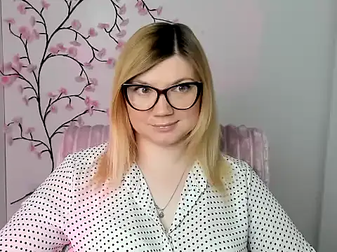 Snapshot of Lola_moree chatting on 04/05/26, 11:40 Lola moree online show from 04/05/26, 11:40