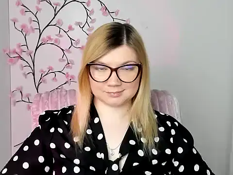 Snapshot of Lola_moree chatting on 04/06/26, 11:33 Lola moree online show from 04/06/26, 11:33