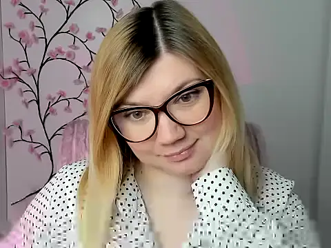 Snapshot of Lola_moree chatting on 04/07/26, 11:43 Lola moree online show from 04/07/26, 11:43