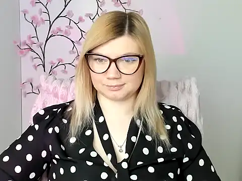 Snapshot of Lola_moree chatting on 04/18/26, 11:36 Lola moree online show from 04/18/26, 11:36