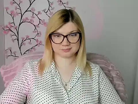Snapshot of Lola_moree chatting on 05/12/26, 12:02 Lola moree online show from 05/12/26, 12:02