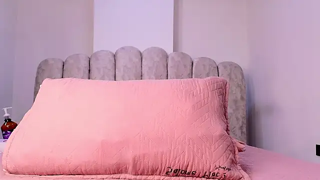 Snapshot of sharlott_miller chatting on 01/14/26, 12:00 sharlott miller online show from 01/14/26, 12:00