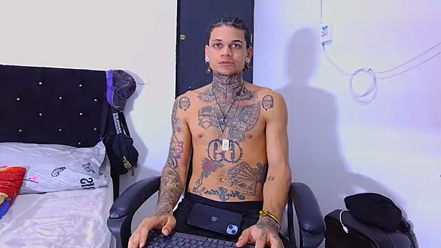 hot man05 online show from 10/31/25, 11:17