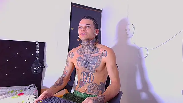 Snapshot of hot_man05 chatting on 01/05/26, 07:28 hot man05 online show from 01/05/26, 07:28