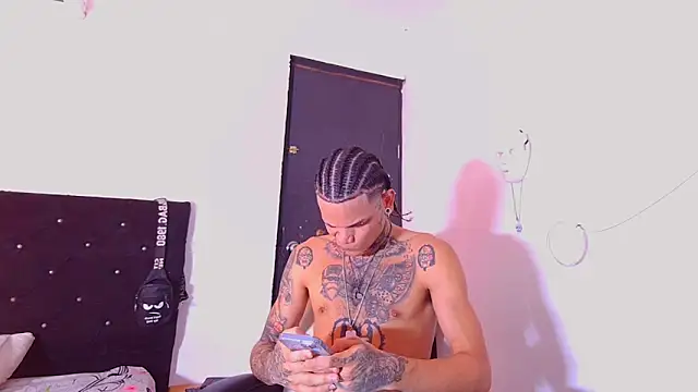 Snapshot of hot_man05 chatting on 01/07/26, 05:04 hot man05 online show from 01/07/26, 05:04