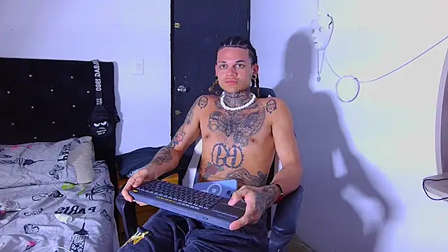 Snapshot of hot_man05 chatting on 01/14/26, 04:07 hot man05 online show from 01/14/26, 04:07