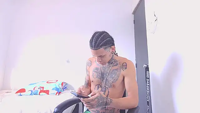 Snapshot of hot_man05 chatting on 02/05/26, 02:00 hot man05 online show from 02/05/26, 02:00