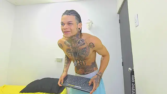 Snapshot of hot_man05 chatting on 03/13/26, 01:01 hot man05 online show from 03/13/26, 01:01