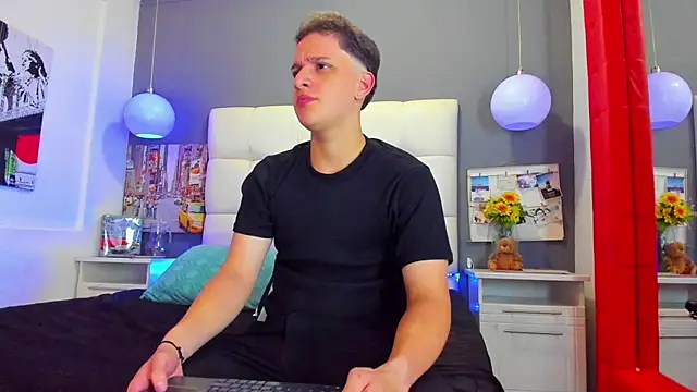 Snapshot of Thomas_May4rs chatting on 03/11/25, 03:59 Thomas May4rs online show from 03/11/25, 03:59