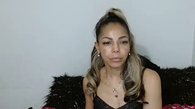 Lunasquirt1985 online show from 10/24/25, 11:17