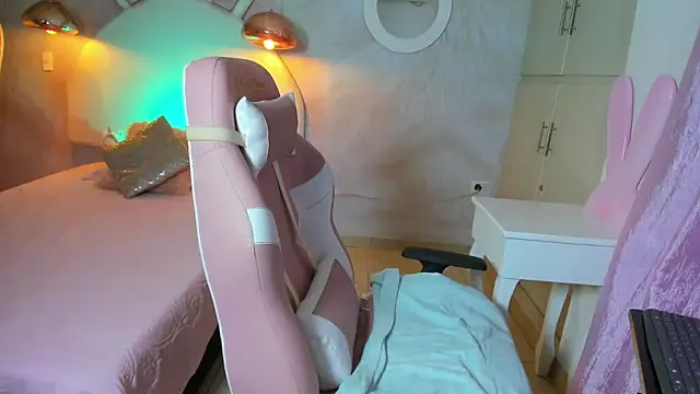 Snapshot of NAUGHTY_ALANA_ chatting on 02/13/25, 03:24 NAUGHTY ALANA online show from 02/13/25, 03:24