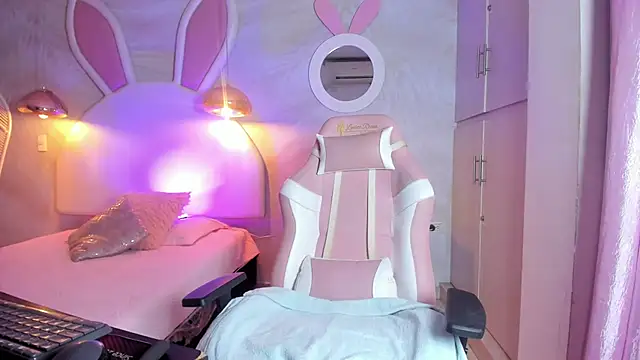 Snapshot of NAUGHTY_ALANA_ chatting on 02/17/25, 01:42 NAUGHTY ALANA online show from 02/17/25, 01:42