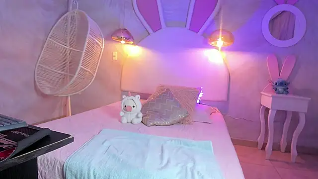 Snapshot of NAUGHTY_ALANA_ chatting on 02/17/25, 07:53 NAUGHTY ALANA online show from 02/17/25, 07:53