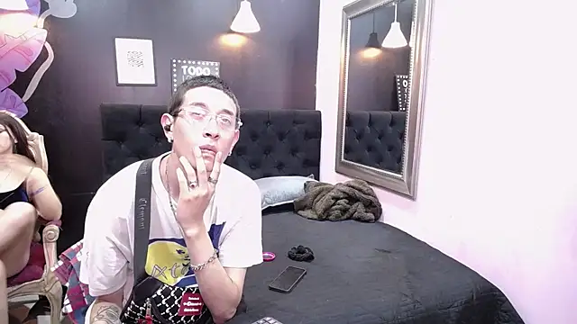 Snapshot of SimonAndJocelyn chatting on 09/18/25, 02:52 SimonAndJocelyn online show from 09/18/25, 02:52