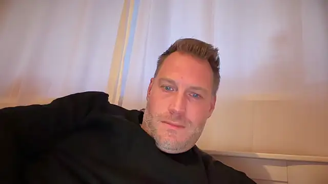 Snapshot of Christian87xxx chatting on 11/06/25, 03:46 Christian87xxx online show from 11/06/25, 03:46