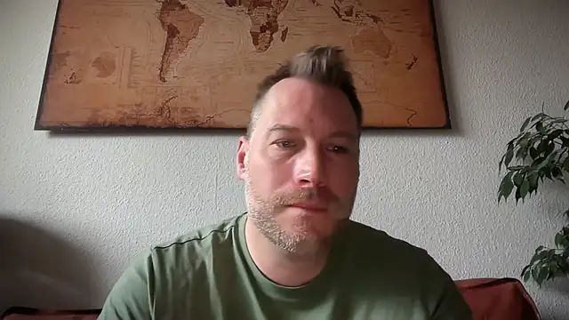 Snapshot of Christian87xxx chatting on 11/15/25, 09:39 Christian87xxx online show from 11/15/25, 09:39