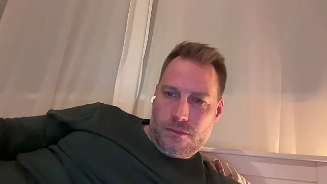 Snapshot of Christian87xxx chatting on 11/21/25, 09:13 Christian87xxx online show from 11/21/25, 09:13