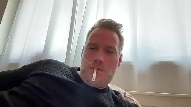 Snapshot of Christian87xxx chatting on 11/25/25, 11:21 Christian87xxx online show from 11/25/25, 11:21