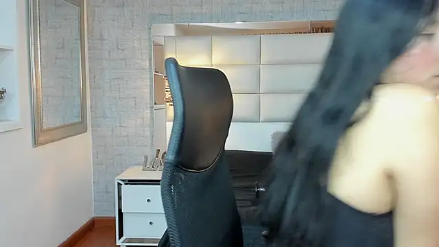 Nohemi louse online show from 10/04/25, 07:01