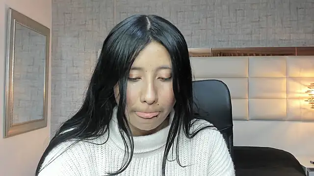 Nohemi louse online show from 10/25/25, 07:52