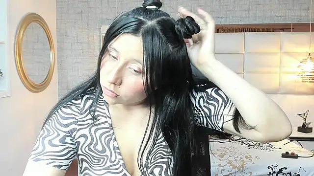 Nohemi louse online show from 11/08/25, 07:01