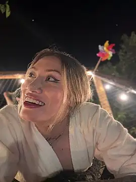 Snapshot of Lally_Valencia__ chatting on 10/29/25, 02:14 Lally Valencia online show from 10/29/25, 02:14