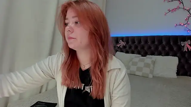 Snapshot of Ella_Mayers chatting on 09/22/25, 12:18 Ella Mayers online show from 09/22/25, 12:18