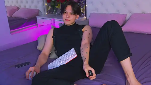 Snapshot of just_gay_ chatting on 03/08/25, 10:34 just gay online show from 03/08/25, 10:34