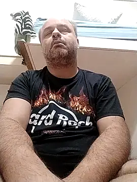 Snapshot of NAvoglia chatting on 10/17/25, 06:10 NAvoglia online show from 10/17/25, 06:10