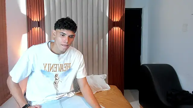 Snapshot of Justin_mack chatting on 02/14/25, 05:46 Justin mack online show from 02/14/25, 05:46