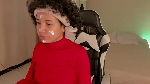 Snapshot of leahaltomm chatting on 03/01/25, 07:04 leahaltomm online show from 03/01/25, 07:04