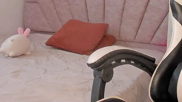 Snapshot of leahaltomm chatting on 10/15/25, 07:47 leahaltomm online show from 10/15/25, 07:47