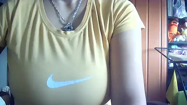 Snapshot of Cicamica12 chatting on 11/19/25, 08:25 Cicamica12 online show from 11/19/25, 08:25