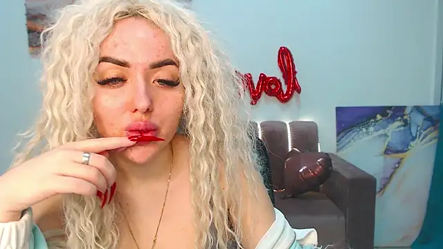 Snapshot of MissisCaty chatting on 02/13/25, 07:42 MissisCaty online show from 02/13/25, 07:42