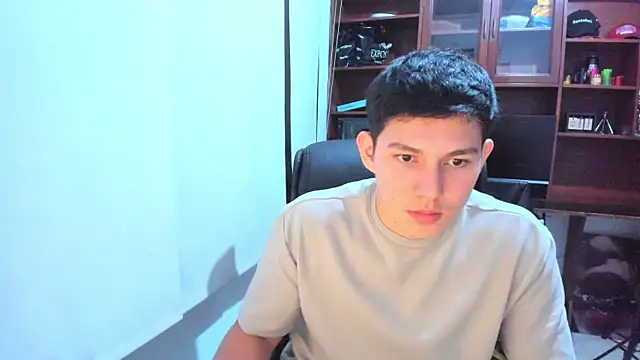 Snapshot of JamesCr_ chatting on 02/05/25, 04:06 JamesCr online show from 02/05/25, 04:06