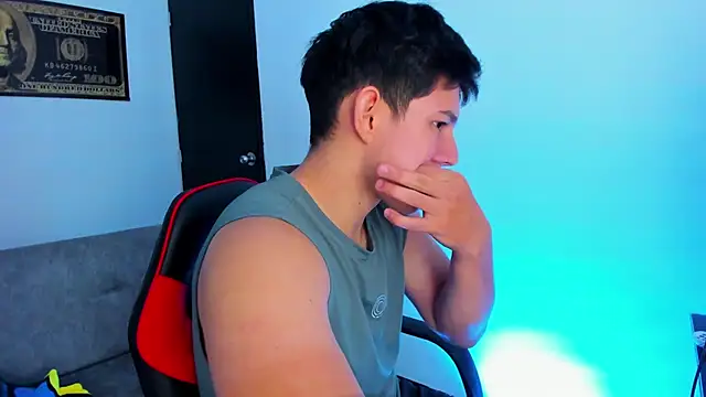 Snapshot of JamesCr_ chatting on 02/05/25, 10:33 JamesCr online show from 02/05/25, 10:33