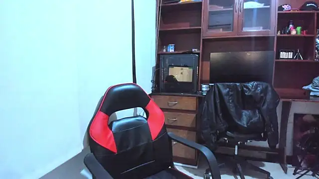 Snapshot of JamesCr_ chatting on 02/08/25, 07:37 JamesCr online show from 02/08/25, 07:37