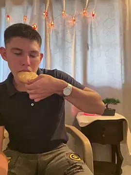 Snapshot of JamesCr_ chatting on 02/11/25, 11:43 JamesCr online show from 02/11/25, 11:43