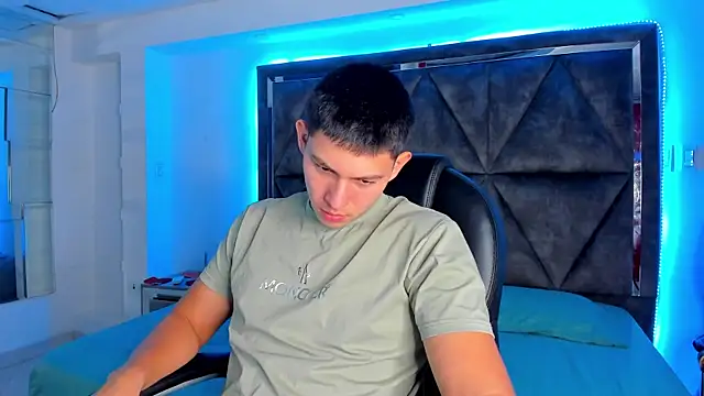 Snapshot of JamesCr_ chatting on 02/17/25, 01:10 JamesCr online show from 02/17/25, 01:10