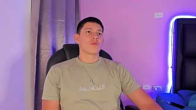 Snapshot of JamesCr_ chatting on 02/23/25, 03:56 JamesCr online show from 02/23/25, 03:56