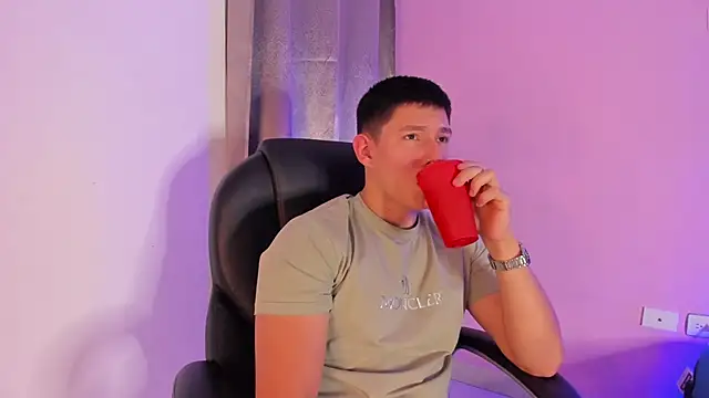 Snapshot of JamesCr_ chatting on 02/23/25, 07:22 JamesCr online show from 02/23/25, 07:22