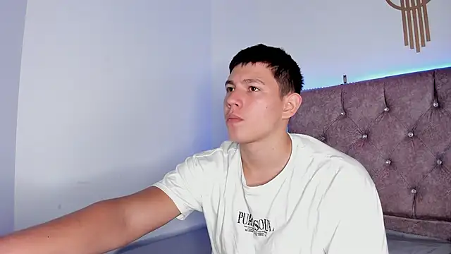 Snapshot of JamesCr_ chatting on 02/25/25, 01:39 JamesCr online show from 02/25/25, 01:39